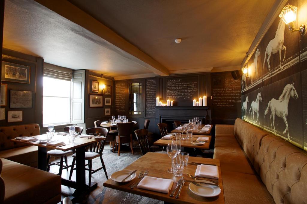 Hotel The Kings Arms Didmarton Exterior foto