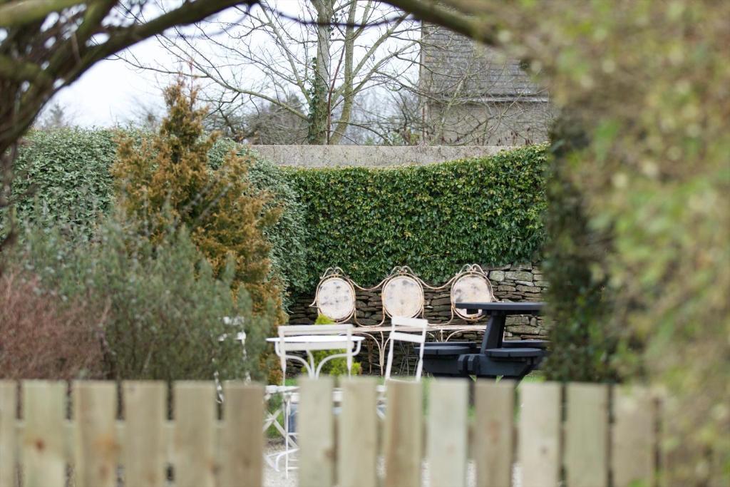 Hotel The Kings Arms Didmarton Exterior foto